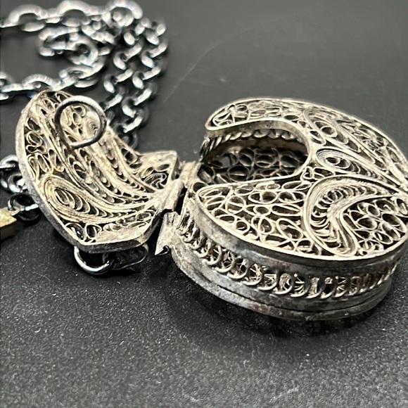 Adorable vintage filigree purse necklace - Picture 5 of 7